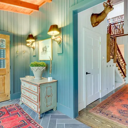 Chic Highlands Cabin Retreat With Deck And Office!